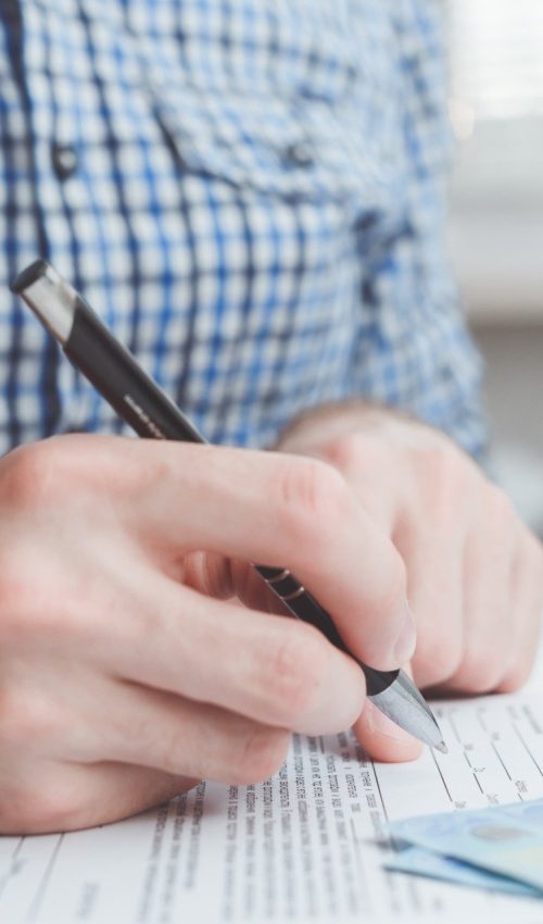 man-signing-contract-at-office-table-Z7YJFCK+(1)
